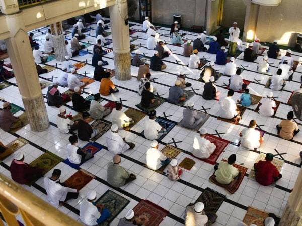 INDONESIA
Sebuah masjid di Bekasi, Jawa Barat di Indonesia melaksanakan langkah penjarakkan sosial sebagai mematuhi langkah Pembatasan Sosial Berskala Besar (PSBB) yang dikuatkuasakan pemerintah Indonesia.