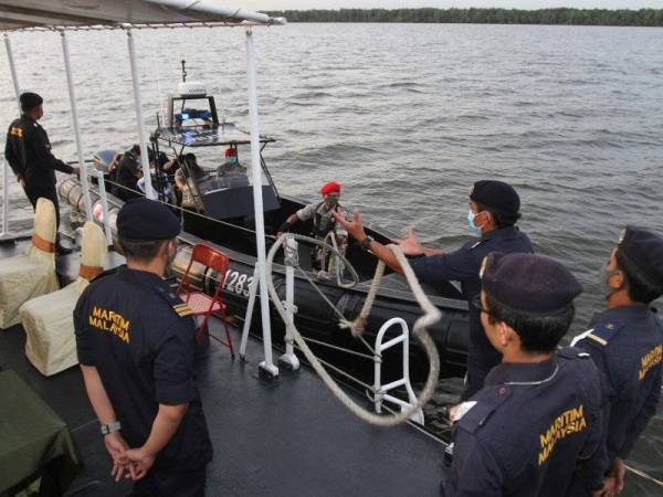 Sebahagian anggota APMM Selangor yang menyertai Op Benteng.