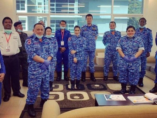 Ezlynn (tengah) turut mengiringi Penaung Pasukan Khas Pertahanan Awam dan Bridged Seni Angkatan Pertahanan Awam Malaysia (APM), Datuk Seri Tengku Kamarulzaman Sultan Abu Bakar melawat pusat kuarantin di Bukit Tinggi baru-baru ini.