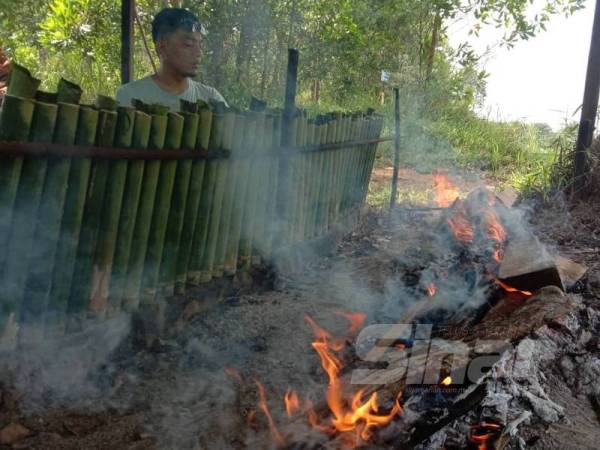 Lemang Sarawak resipi keluarga dikekalkan generasi ketiga keluarga.