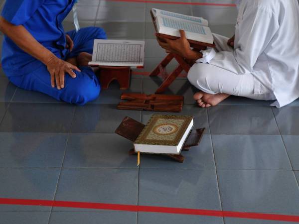 Banduan Penjara Marang bertadarus Al-Quran sepanjang bulan Ramadan ketika tinjauan baru-baru ini. - Foto Bernama