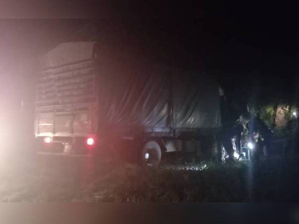 Lori membawa muatan nangka terlibat kemalangan di Jalan Labis- Chaah awal pagi tadi. Foto: Ihsan Bomba