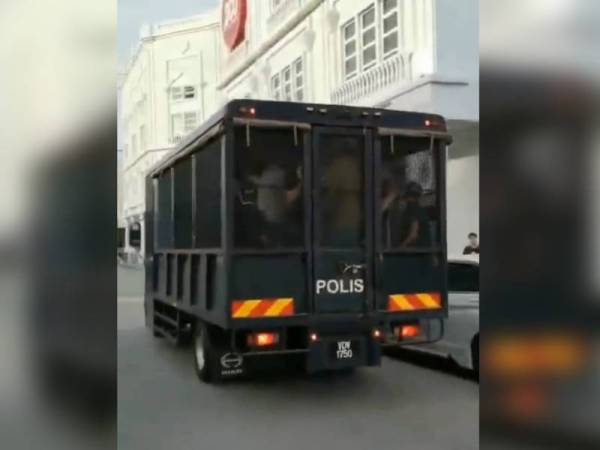 Trak polis membawa 42 individu ditahan dalam serbuan di sebuah pusat snooker di Sungai Petani di sini semalam.