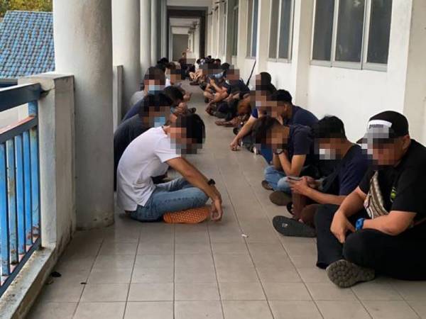 Seramai 42 individu ditahan ditahan dalam serbuan di pusat snooker di Sungai Petani di sini semalam.