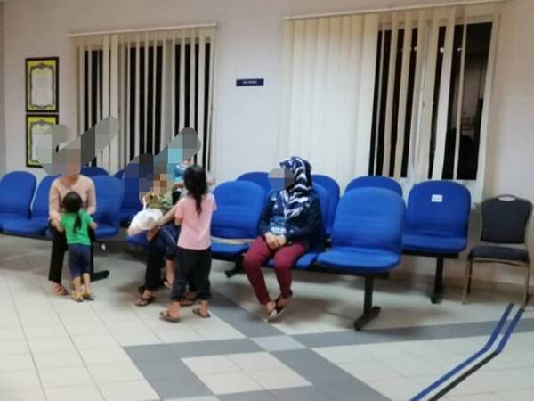 Dua kanak-kanak itu diserahkan kepada ibu masing-masing yang datang mengambil anak mereka selepas berjaya dihubungi.
