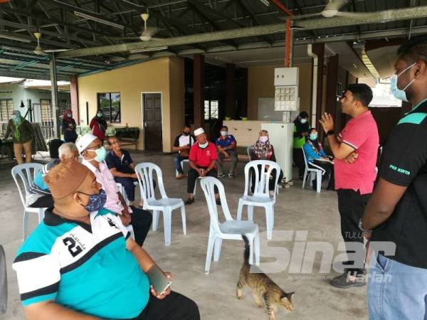 Zainal Abidin (berdiri dua dari kanan) memberikan taklimat kepada ahli jawatankuasa Combi RPT Chepor mengenai tindakan diambil oleh PKD Kinta.