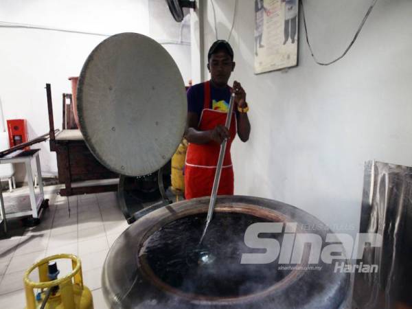 Penyediaan makanan untuk PATI di Depot Imigresen Machap Umboo, Melaka. - Foto Sinar Harian SHARIFUDIN ABDUL RAHIM