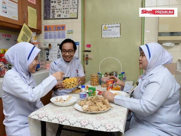 Di wad petugas hadapan akan berkongsi juadah raya.