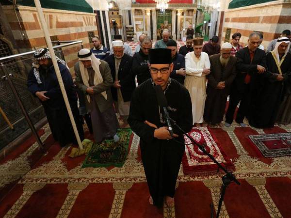 Puluhan penduduk Palestin turut menunaikan solat Subuh secara berjemaah walaupun berdepan sekatan yang didirikan rejim Zionis untuk menghalang pergerakan para jemaah.