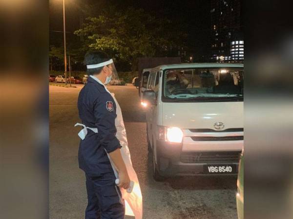 Kenderaan dan individu yang masuk ke Pasar Borong Kuala Lumpur perlu menjalani pemeriksaan.