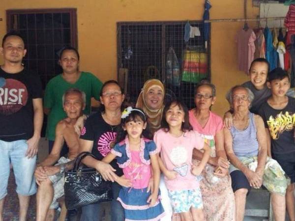 Nur Juliana bersama sebahagian daripada ahli keluarganya di Kuching, Sarawak semasa sambutan Hari Gawai