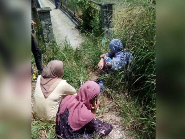 Tiga remaja perempuan berusia 18 tahun berjaya diselamatkan oleh seorang guru selepas kereta mereka terjunam dalam tali air di Kampung Teluk Sena semalam. - Foto pembaca
