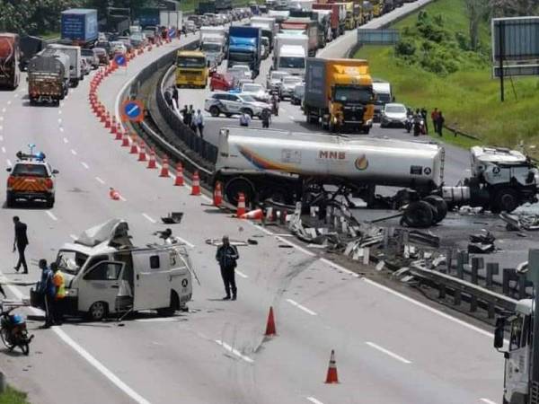Air di LRA Sungai Selisik tercemar akibat tumpahan minyak diesel melibatkan sebuah lori tangki diesel kemalangan di Kilometer 389.5 Lebuhraya Utara Selatan (arah Utara) berhampiran Behrang petang semalam.