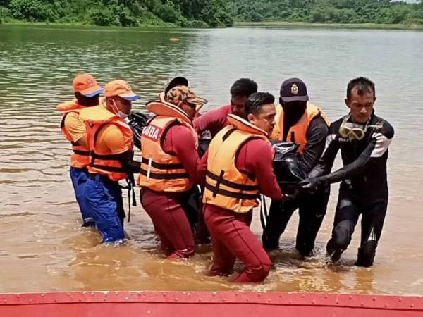 Mayat kedua, Khairil Firdaus dibawa ke daratan.