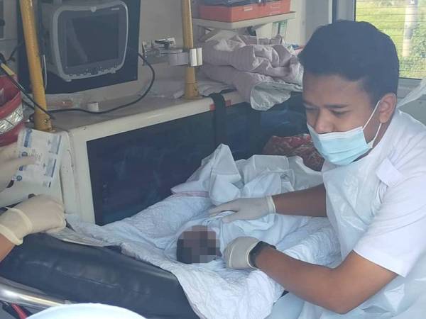 Bayi perempuan yang ditinggalkan diberikan rawatan sebelum dihantar ke Hospital Sultan Abdul Halim Sungai Petani.