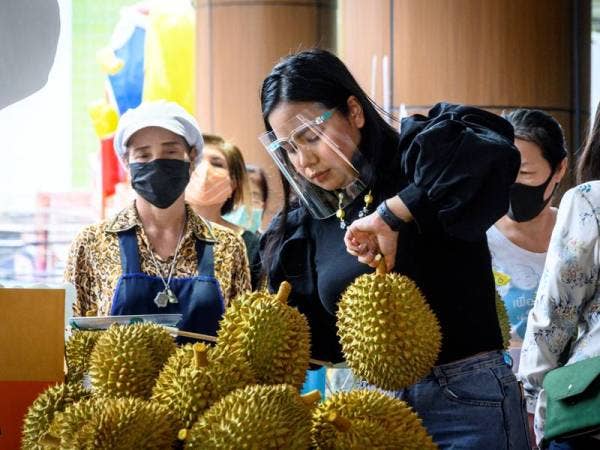 Rakyat Thailand menjalani rutin harian dalam situasi normal baharu akibat penularan Covid-19. - Foto: Agensi