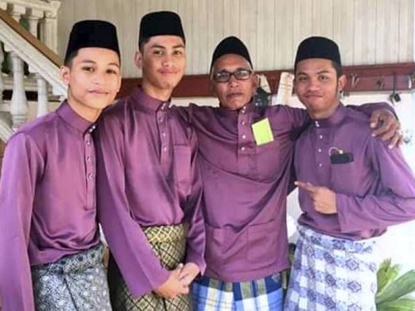 Tiga beradik yang dikhuatiri lemas, Umar Iskandar, 21, (kanan), Khairil Firdaus, 17, (dua, kiri) dan Khalif Naim, 16, (kiri) bersama bapa mereka Mohd Ismail, 64, yang dirakam pada Aidilfitri baru-baru ini. - Foto Bernama