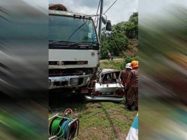 Kereta Proton Wira terperosok ke bawah lori mengakibatkan empat penumpangnya terkorban.