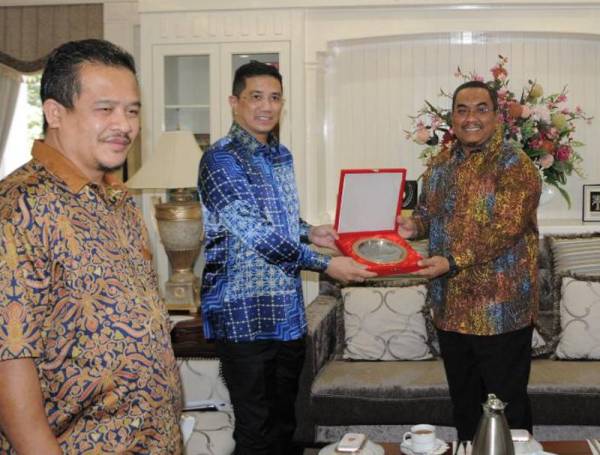 Mohamed Azmin (dua kiri) membuat kunjungan hormat bertemu Muhammad Sanusi (dua kanan) di Wisma Darul Aman hari ini.