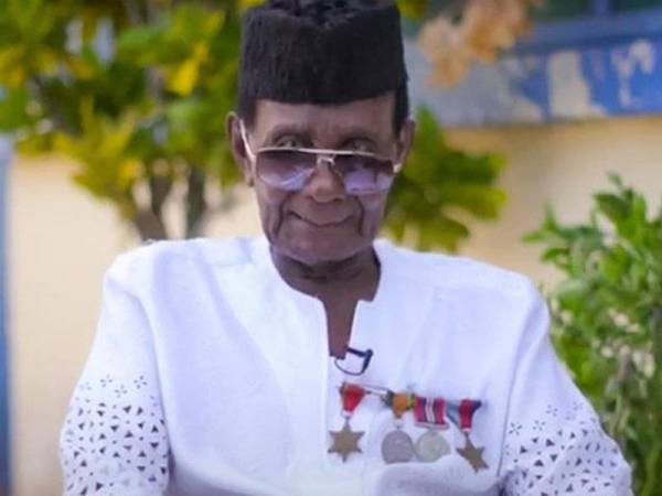 Joseph Hammond berjalan kaki sejauh 23 kilometer untuk mengumpul dana bagi membantu memerangi Covid-19. - Foto Agensi