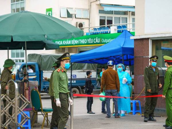 Kawalan ketat di pintu masuk utama hospital Bach Mai, dikunci sebagai kawasan utama wabak Covid-19, baru-baru ini. Foto: 123RF