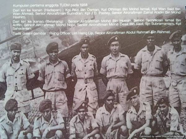 Allahyarham Wan Said Wan Ahmad (bawah, tiga dari kiri) anggota yang menjadi perintis Tentera Udara Diraja Persekutuan telah ditukarkan daripada Tentera Udara Diraja British pada bulan November 1958. 