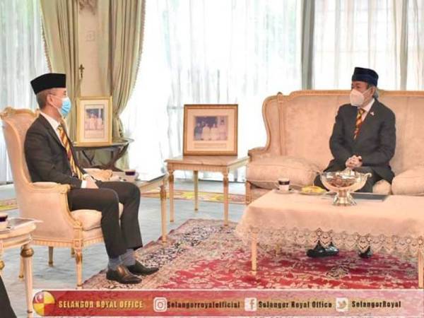 Sultan Selangor, Sultan Sharafuddin Idris Shah berkenan menerima menghadap Menteri Kewangan, Senator Tengku Datuk Seri Zafrul Tengku Abdul Aziz semalam. 