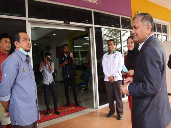 Shamsul Anuar (kanan) berbual dengan Exco Perak Ahmad Saidi Mohamad Daud (kiri) ketika mengadakan lawatan kerja dan mendengar taklimat mengenai cadangan Georpark Kebangsaan di Lenggong di Pejabat Daerah dan Tanah Lenggong di sini hari ini.Foto: Bernama