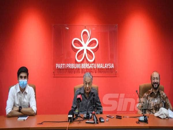 Tun Dr Mahathir bersama Timbalan Presiden Bersatu, Datuk Seri Mukhriz Mahathir (kanan) dan Ketua Pemuda Bersatu, Syed Saddiq Syed Abdul Rahman (kiri) pada sidang media yang diadakan di Menara Yayasan Selangor. Foto: ROSLI TALIB