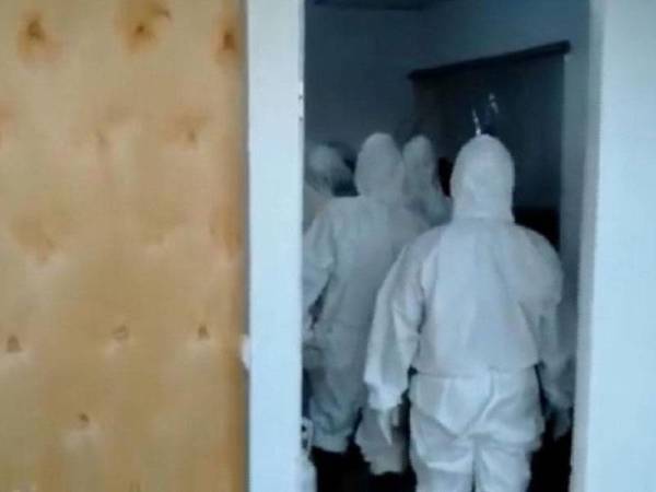 Paparan video petugas perubatan berada di bilik mayat di hospital tersebut. - Foto Detik News