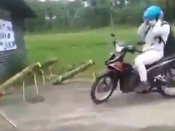 Penduduk Magetan meletakkan meriam buluh di laluan utama masuk ke kampung mereka. - Foto Kompas