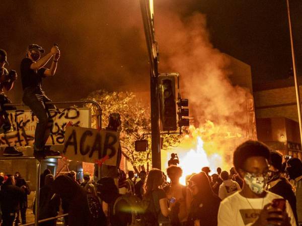 Penunjuk perasaan turut bertindak membakar bangunan Jabatan Polis Minneapolis di Presint Tiga iaitu lokasi George Floyd dibunuh. - Foto AFP