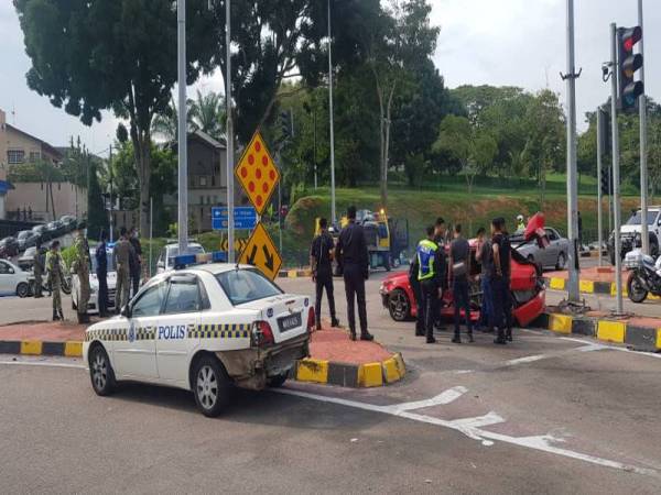 Kenderaan MPV polis remuk dirempuh kereta dipandu suspek.