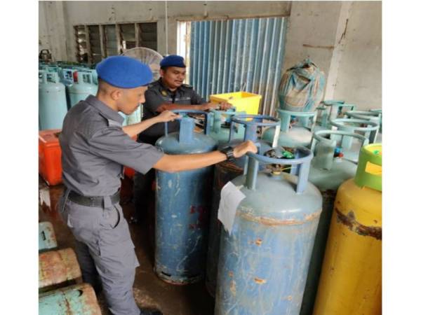Gas LPG yang dirampas sedang diperiksa oleh penguat kuasa KPDNHEP.