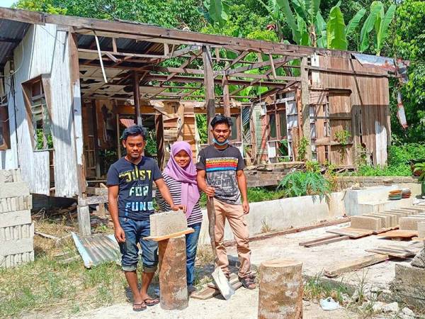 Tiga beradik berdiri di hadapan tapak rumah yang bakal dibina mereka sendiri.