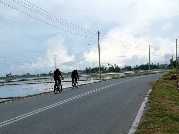 Kelihatan dua lelaki berbasikal sekitar Gunung Keriang ketika melakukan aktiviti sukan luar semasa tinjauan foto Bernama hari ini.
