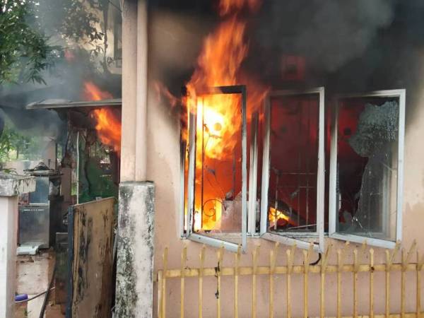 Sepasang suami isteri dan anak mereka antara tujuh mangsa yang melecur dalam kejadian kebakaran melibatkan sebuah rumah di Taman Cahaya Alam di sini pagi tadi.