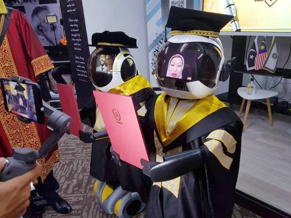 Pelajar menerima skrol dalam sidang video, dalam simulasi yang diadakan. - Foto UniSZA