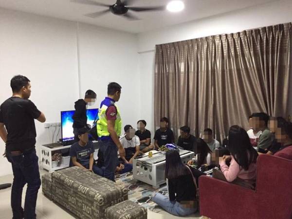 Seramai 18 individu termasuk seorang pelajar sekolah ditangkap mengadakan parti persendirian di sebuah apartmen di Meru Raya hari ini. - Foto PDRM