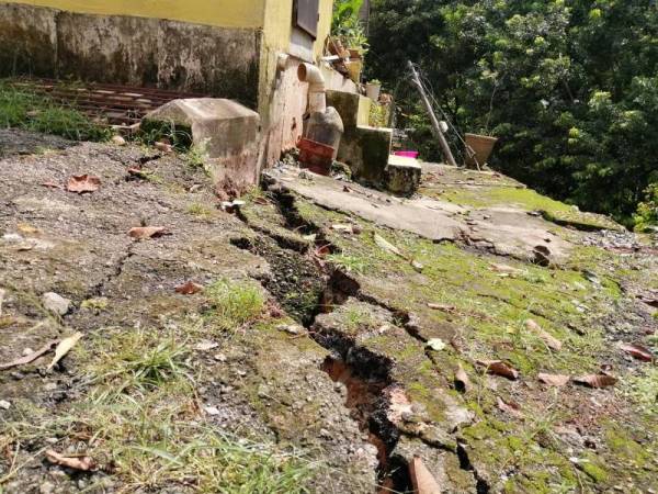 Rekahan disebabkan runtuhan tanah di Jalan Kelab Ukay 4, Bukit Antarabangsa hari ini.
