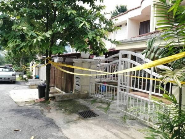 Antara rumah terjejas akibat runtuhan tebing di Jalan Kelab Ukay 4 hari ini. 