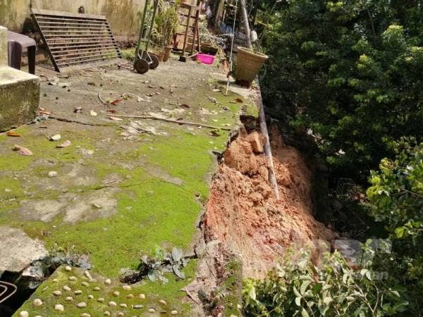 Runtuhan di belakang rumah penduduk. 