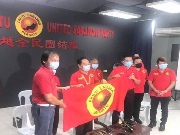 Baru Bian (dua dari kiri) ketika mengumumkan secara rasmi menyertai Parti Sarawak Bersatu (PSB) hari ini. - Foto Bernama
