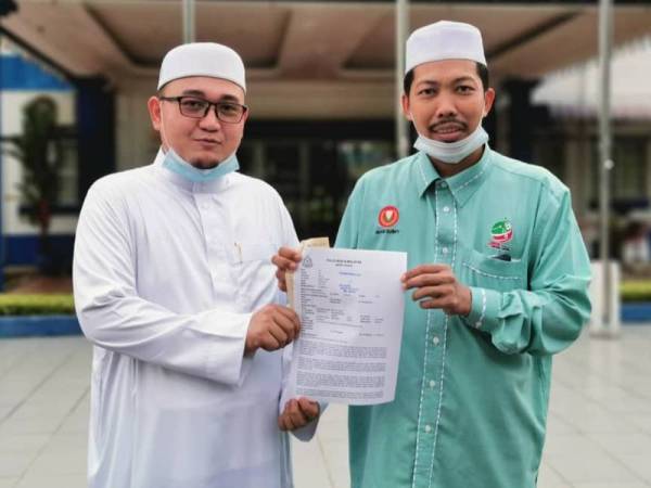 Mohamad Subky (kanan) ketika membuat laporan polis di Balai Polis Sik semalam.