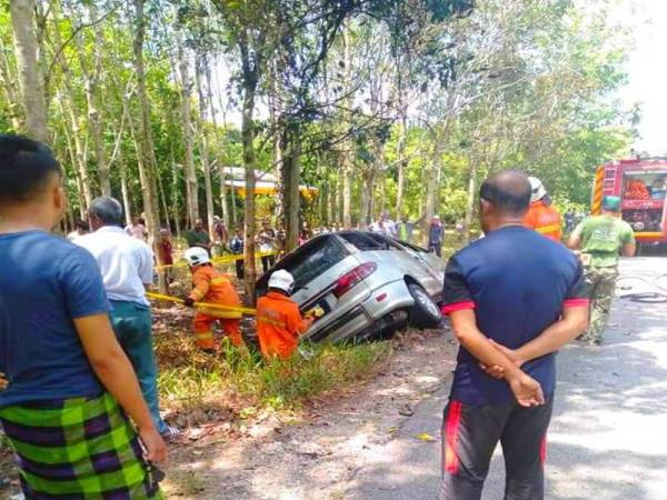 Orang ramai melihat anggota bomba bertungkus lumus memadamkan kebakaran. 