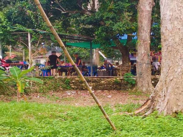 Seramai 22 individu termasuk beberapa orang yang bergelar Datuk ditahan ketika berkumpul sambil makan durian petang tadi.