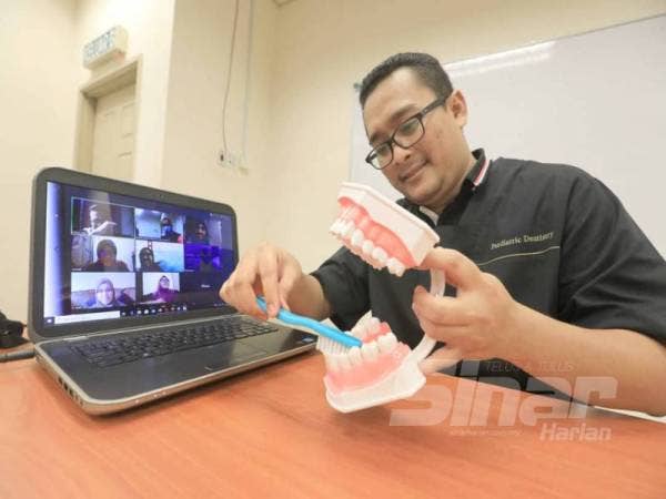 Dr Ahmad Faisal menggunakan peralatan bantu mengajar termasuk replika yang diperlukan supaya latihan praktikal dapat berjalan lancar.