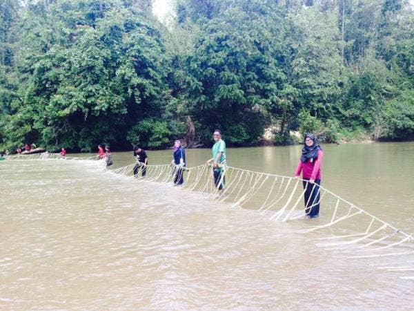 Aktiviti memerai atau menangkap ikan cara orang kampung di Sungai Pergau adalah antara kenangan yang tidak dapat dilupakan Cikgu Rahim. 