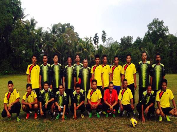 Cikgu Wan Rahim pernah membawa pasukan bola sepak Majlis Perbandaran Kota Bharu lawan bola di padang Kampung Kandek bagi mengimbau kembali kenangan bermain bola di padang itu satu masa dulu. 