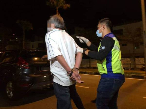 Suspek ditahan dan dibawa ke balai polis untuk ujian saringan kedua alkohol.